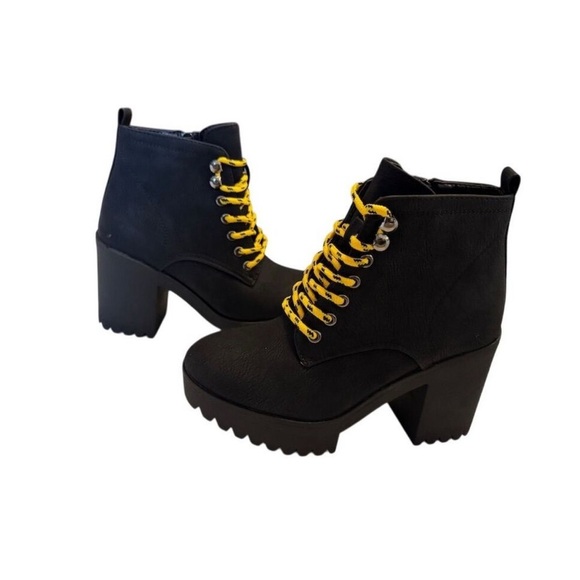 Seven7 Women's Black Ankle Booties Lug Sole Chunky Heel Casual Size 6 - Picture 3 of 9